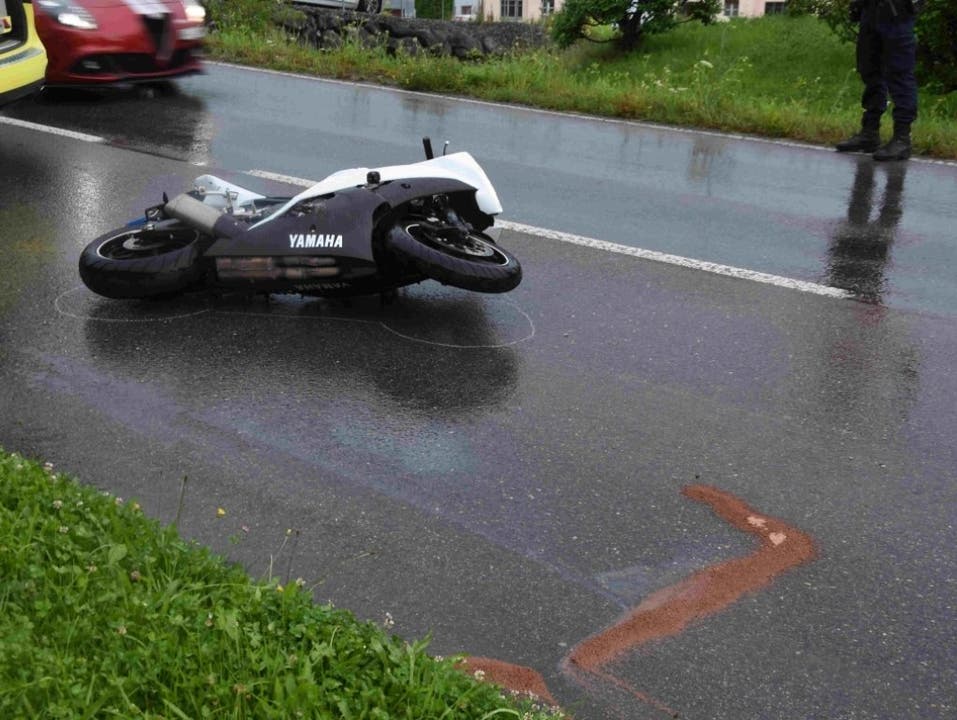 Kaltbrunn SG, 26. Juni: Ein 27-jähriger Motorradfahrer wird bei einem Selbstunfall verletzt. Er muss mit unbestimmten Verletzungen ins Spital gebracht werden.