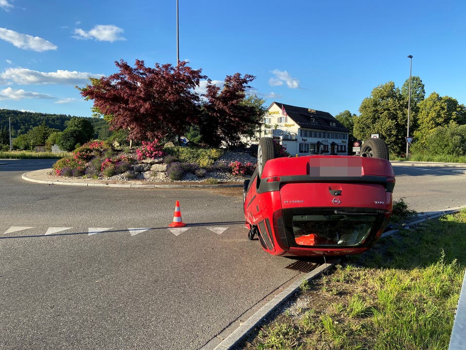 Kaiserstuhl AG, 21. Juni: Ein 35-Jähriger fährt mit 1,9 Promille intus im Kreisel geradeaus, worauf sich das Auto überschlägt. Er wird zur Kontrolle ins Spital gefahren und muss den Führerausweis abgeben.