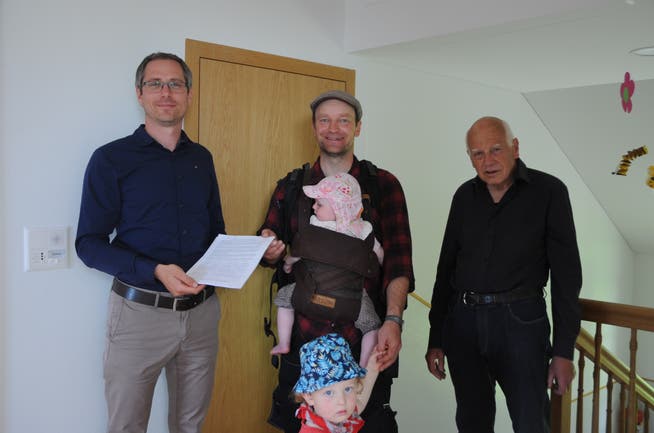 Walzenhausens Gemeindepräsident Michael Litscher (links) nimmt die Unterschriften von Falk Merz und Ruedi Tobler entgegen.