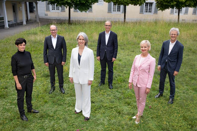 Der Luzerner Stadtrat (von links nach rechts): Michèle Bucher (Stadtschreiberin), Martin Merki (FDP), Franziska Bitzi Staub (CVP), Stadtpräsident Beat Züsli (SP), Manuela Jost (GLP), Adrian Borgula (Grüne).