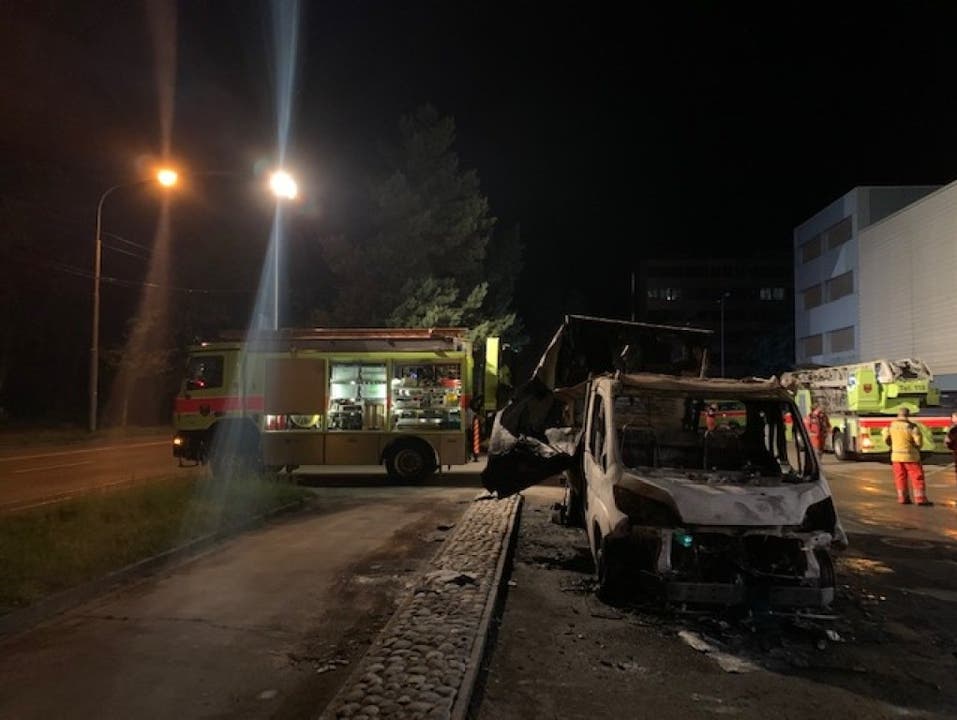 Winterthur, 26. Juni: Unbekannte haben einen Lieferwagen und mehrere Autos der Post angezündet. Es entstand ein Sachschaden von mehreren hundertausend Franken.