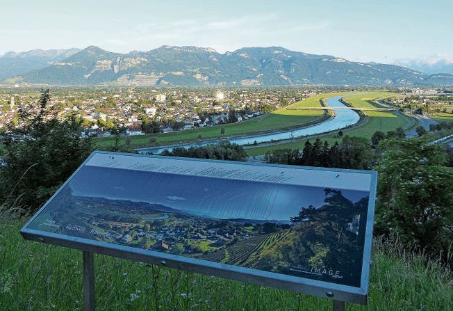 Ein herrlicher Ausblick bietet sich auf das Rheintal und dessen umgebende Bergketten.