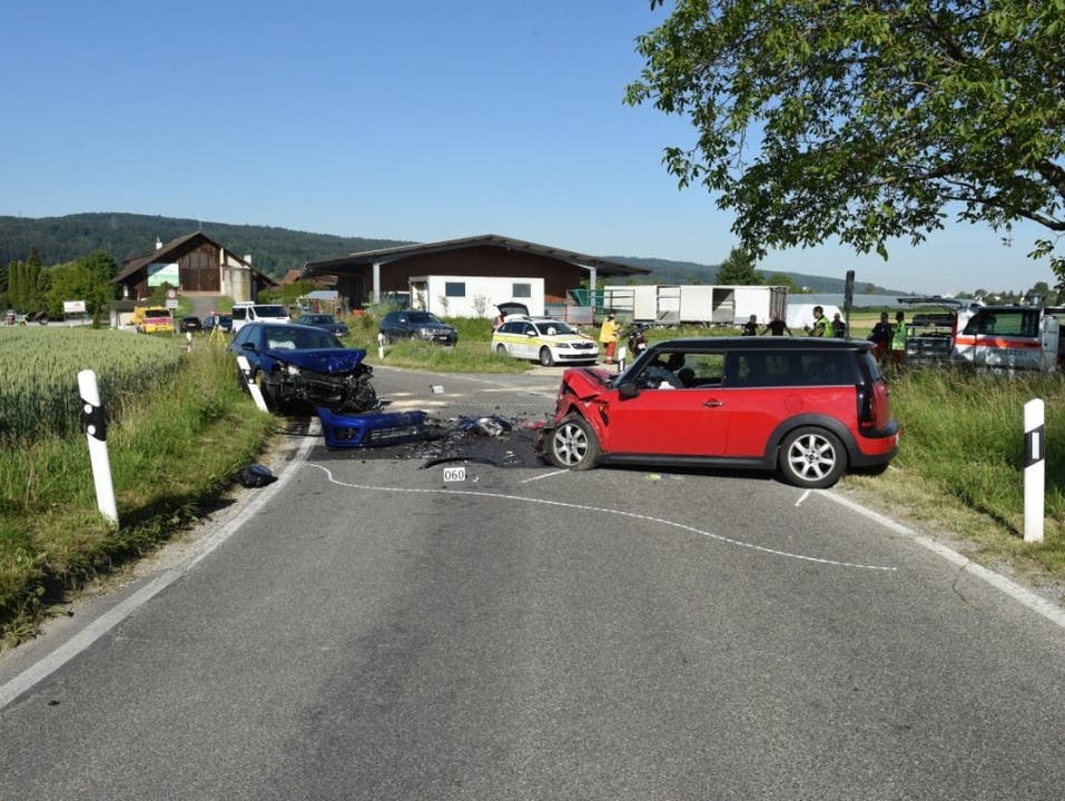 Dübendorf, 2. Juni: Zwei Fahrzeuge sind frontal zusammengeprallt. Zwei Personen wurden verletzt.