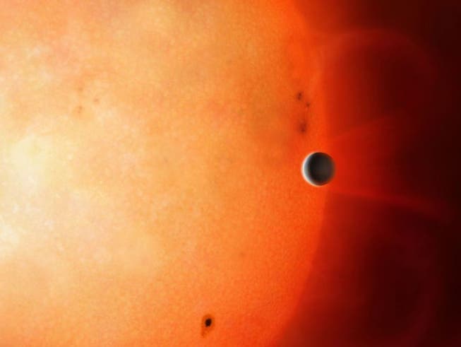 Künstlerische Darstellung des massereichen Exoplaneten TOI 849 b, der ganz nah um seinen Stern kreist. Er ist ein Gasriese ohne Gas, also nur noch der blossliegende Kern, eine bisher nie gesehene astronomische Singularität. Die Universität Bern ist federführend bei der Interpretation. (Pressebild)