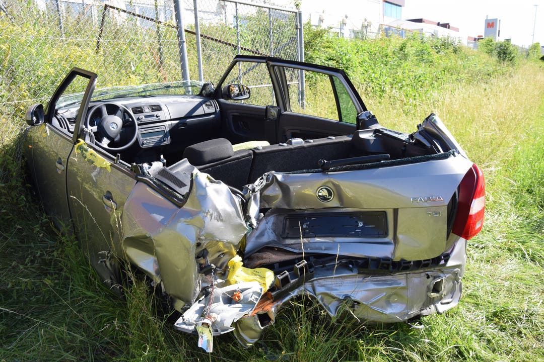 A1 bei Oberbuchsiten SO, 23. Juni: Bei der Kollision eines Lieferwagens mit einem Personenauto mussten die Fahrzeuginsassen aus dem Auto befreit und ins Spital gebracht werden.