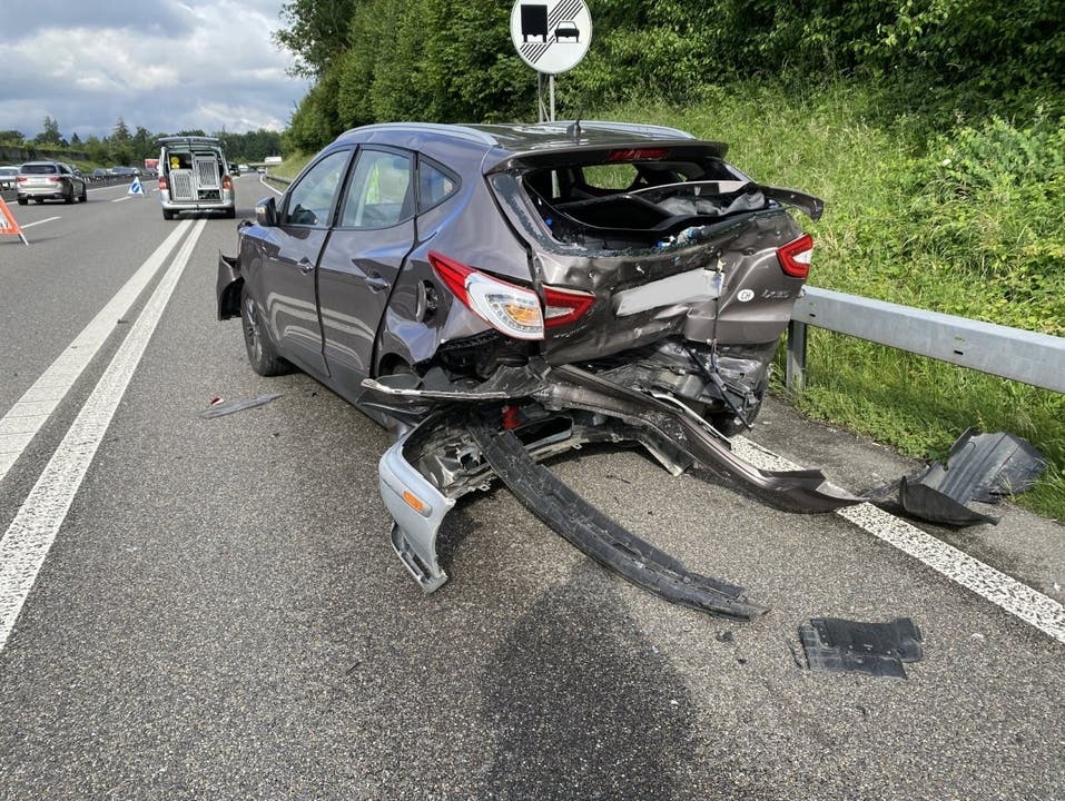 Lenzburg (AG), 9. Juni: Bei einem Auffahrunfall bei der Autobahnausfahrt werden drei Autos schwer beschädigt und zwei Fahrer verletzt.