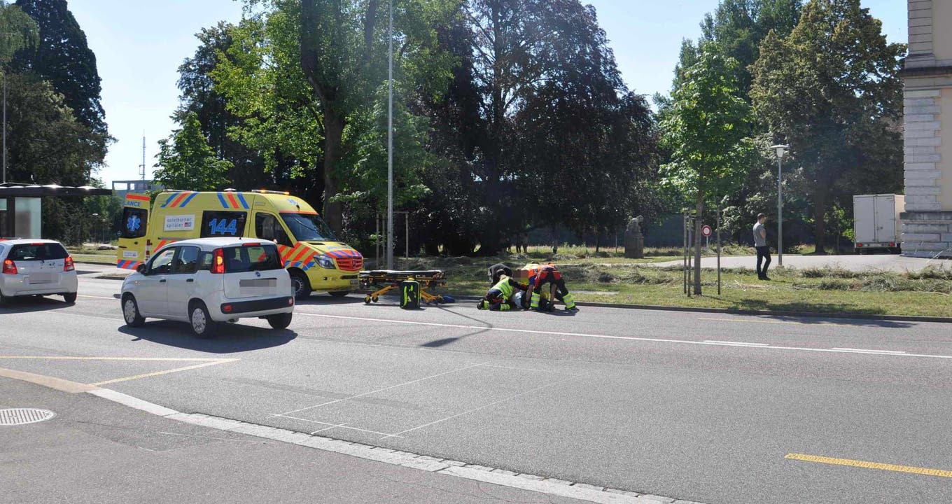 Solothurn, 23.Juni: Ein Rollerfahrer bemerkt ein bremsendes Auto zu spät und fährt ins Heck. Er und die Beifahrerin stürzen.