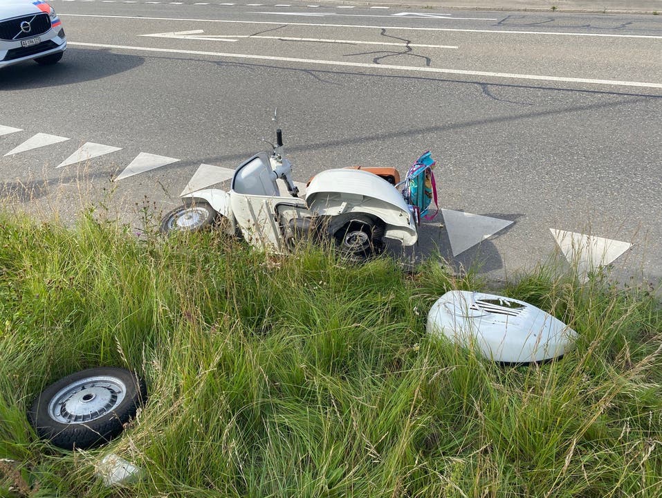 Wohlen AG, 22. Juni: An einer Vespa löste sich während der Fahrt das Hinterrad, weshalb der 64-jährige Fahrer stürzte. Er wurde leicht verletzt.