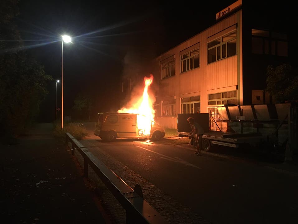 Arlesheim BL, 26. Juni: In der Nacht brennt ein Lieferwagen aus. Verletzt wird niemand. Die Brandursache ist unklar.