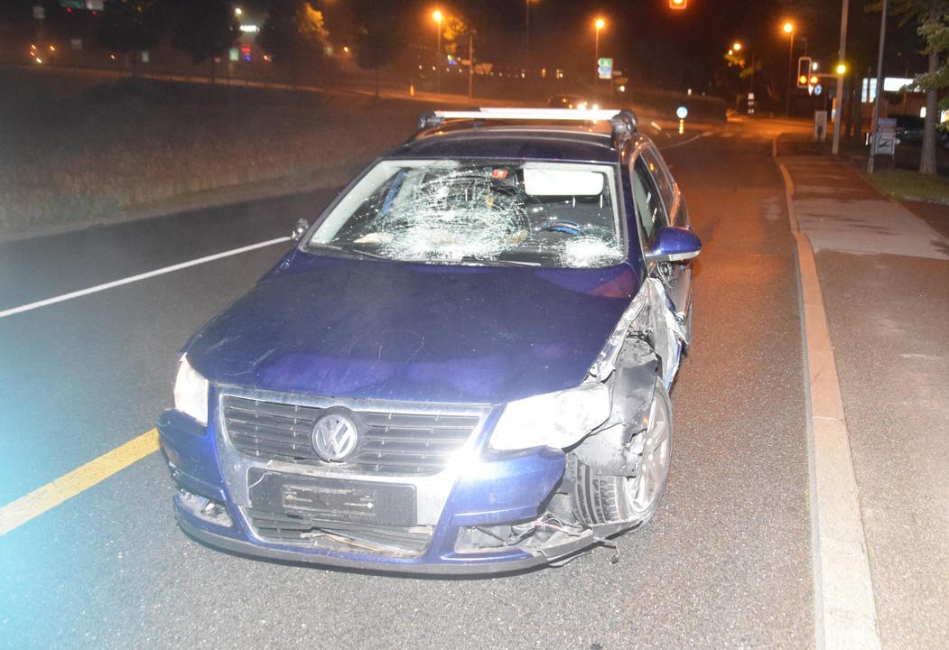 Biberist SO, 18. Juni: Nach einem Selbstunfall auf der Autobahn A5 in der Nacht auf Donnerstag setzte eine Autolenkerin ihre Fahrt mit ihrem stark beschädigten Fahrzeug fort.