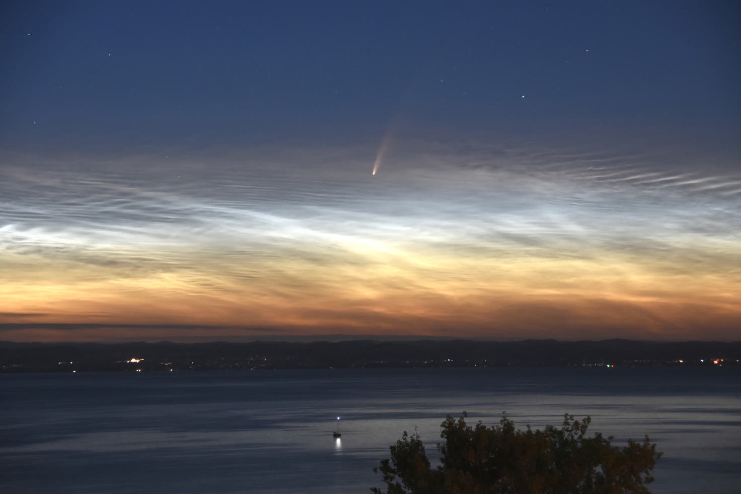Seltene Phänomene am Himmel So lassen sich der Komet Neowise und die Leuchtenden Nachtwolken in Seltene Phänomene am Himmel So lassen sich der Komet Neowise und die Leuchtenden Nachtwolken in