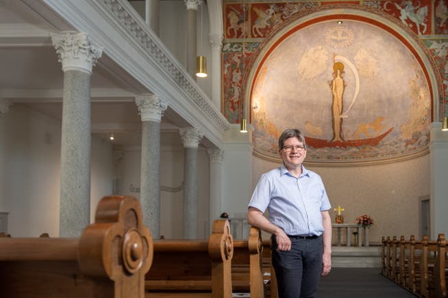 Pfarrer Adrian Suter (50) im geistigen Zentrum der Gemeinde Luzern, der Christuskirche an der Museggstrasse.