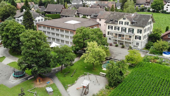 Das Sonderschulheim Mauren besteht aus dem Neu-, Mittel- und Altbautrakt und verfügt über eine grosse Gartenanlage. 