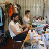 Schauspieler des See-Burgtheaters machen sich in Garderobencontainern bereit für die Shakespeare-Komödie «Was ihr wollt». (Bild: Inka Grabowsky)