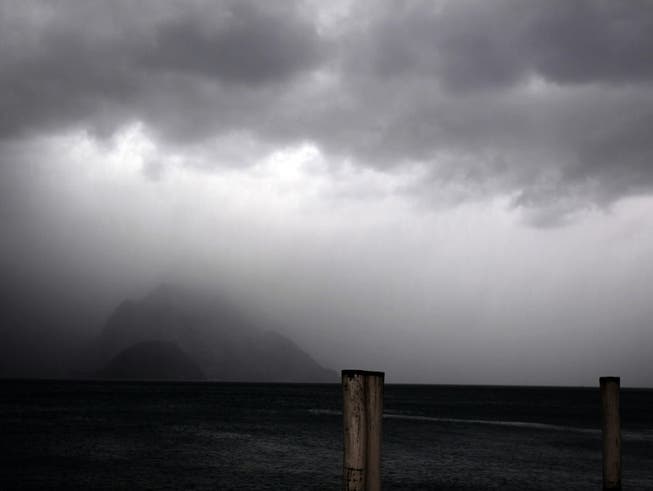 Dunkle Gewitterwolken über der Zentralschweiz - Gewitter haben am Donnerstagabend in der Region Luzern zu Überschwemmungen geführt.
