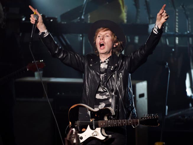ARCHIV - Der US-Musiker und Sänger Beck steht auf der Bühne. Beck feiert am 08.07.2020 seinen 50. Geburtstag. Foto: Chris Pizzello/Invision/AP/dpa