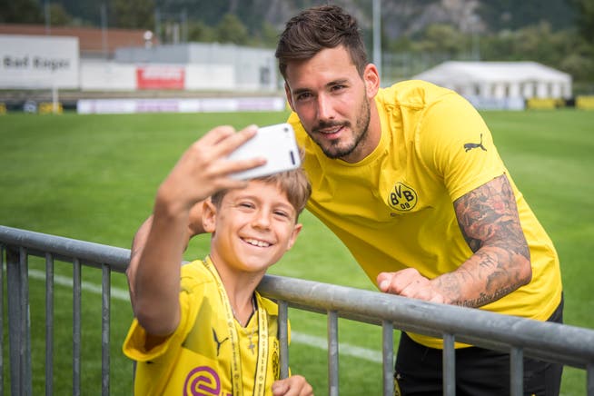 Ein Selfie mit Dortmund-Torhüter Roman Bürki wird für Fans dieses Jahr nicht möglich sein.