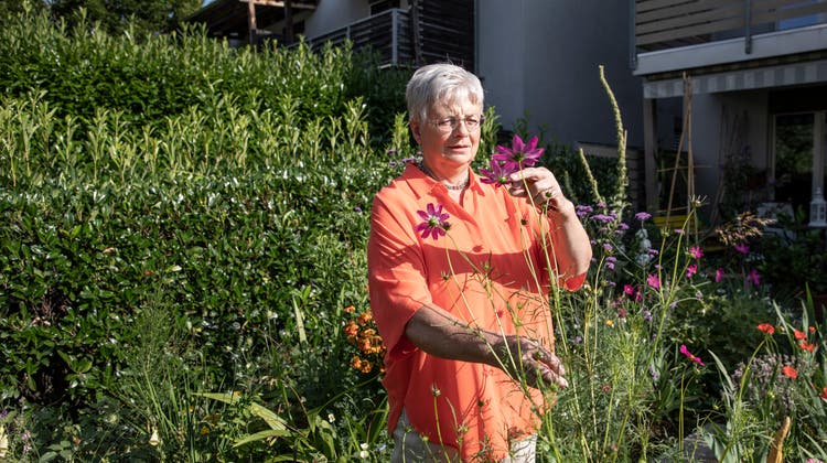 Iris Erdenbrink pflegt einen sehr kleinen, naturnahen Garten bei sich zu Hause in Kägiswil. (Bilder: Manuela Jans-Koch (18. Juli 2020))