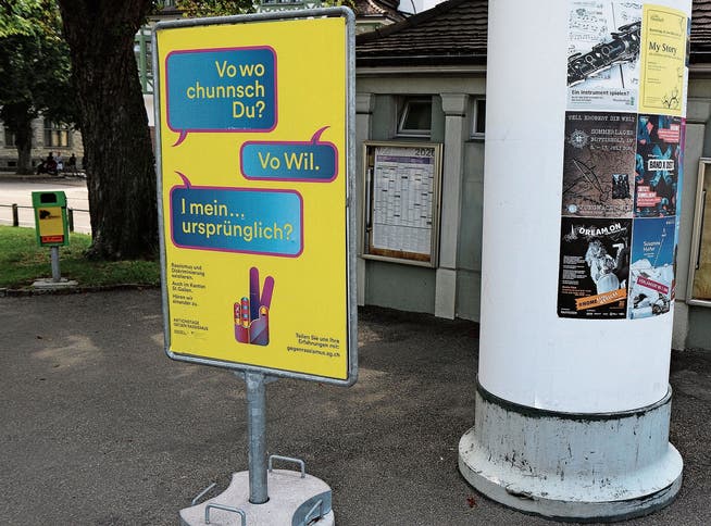 Wo Menschen sich begegnen: eine der vier Plakatstellen in der Wiler Allee zwischen Bahnhofplatz und Schwanenkreisel.