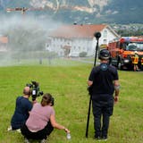 Die Feuerwehr Wartau als Regenmacher für das Schweizer Fernsehen beim Dreh für die Sendung «Happy Day». (Bilder: Hansruedi Rohrer)