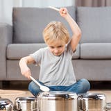 Trommeln geht überall: Der Sechsjährige betrachtet unseren Haushalt als sein Schlagzeug-Set. (D-Keine / E+)