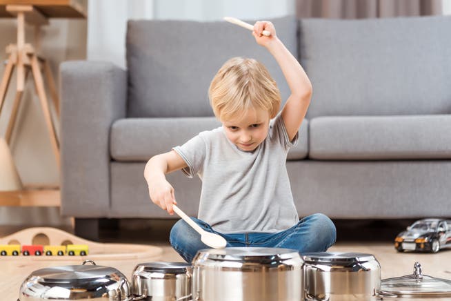 Trommeln geht überall: Der Sechsjährige betrachtet unseren Haushalt als sein Schlagzeug-Set. 