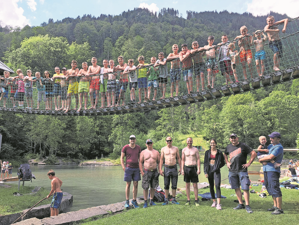 Etwas wackelig – aber ein Highlight: Die Hängebrücke beim Robinson-Spielplatz in Engelberg gefällt den Lagerteilnehmern.