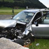 Das komplett zerstörte Unfallauto. (Bild: Kapo Nidwalden (Ennetmoos, 26. Juli 2020))