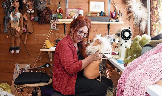 Cora Amerun Walser fertigt in ihrem Atelier in Mogelsberg alle ihre Puppen selbst, am liebsten aus gefilzter Wolle.