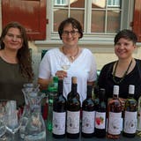 Kornelija Selesi, Nina Wägeli und Rahel Stäheli servieren den Passanten eine grosse Auswahl ihrer Weine. (Bild: Andreas Taverner (Frauenfeld, 4. Juli 2020))
