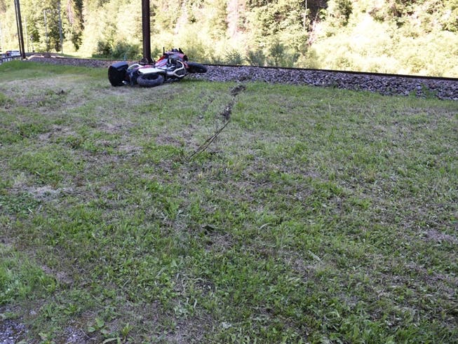 Nach einer Fahrt ohne seinen bei einem Sturz verletzten Lenker legte sich das Motorrad ins Gras.