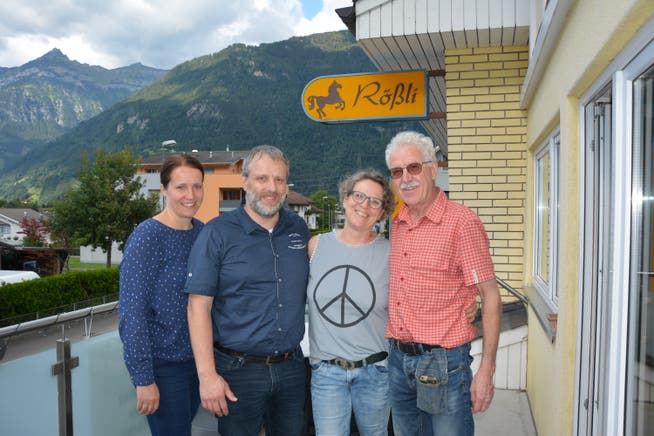 Von links: Gaby und Marcel Rogenmoser mit Karina und Alois Marty vor dem Hotel Restaurant Rössli.