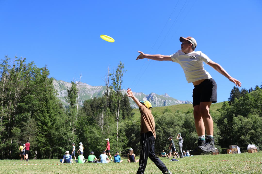 Die Jubla Sempach spielt Frisbee im Waadtland.