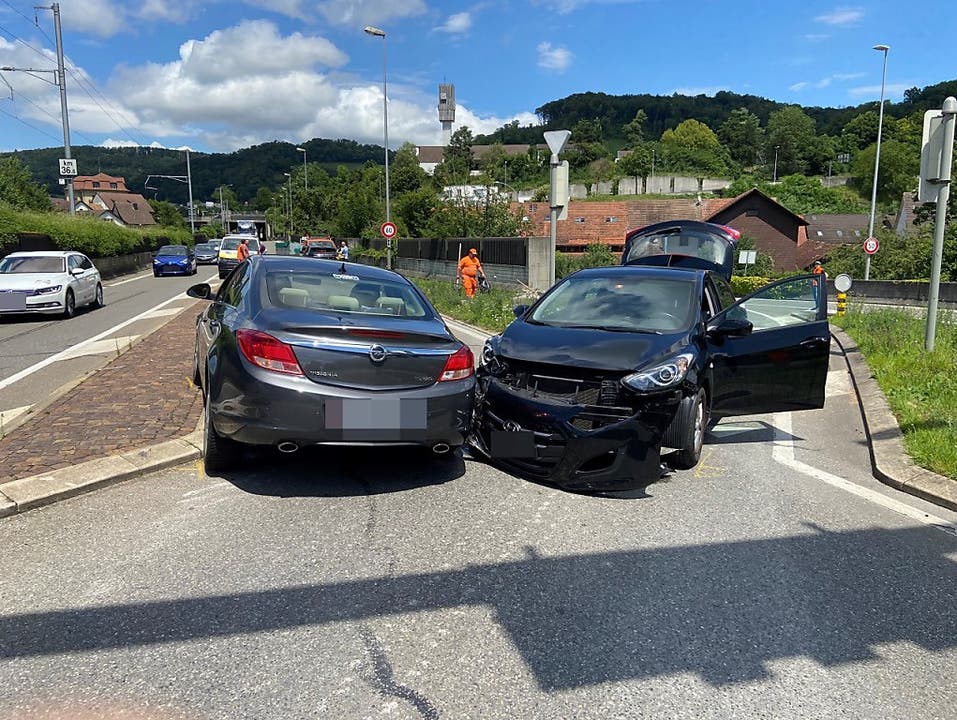 Döttingen AG, 2. Juli: Ein Lenker hat nach ersten Erkenntnissen das Rotlicht missachtet, wohl deshalb kam es zu einer Kollision zweier Autos. Verletzt wurde niemand. Die Polizei sucht Zeugen.
