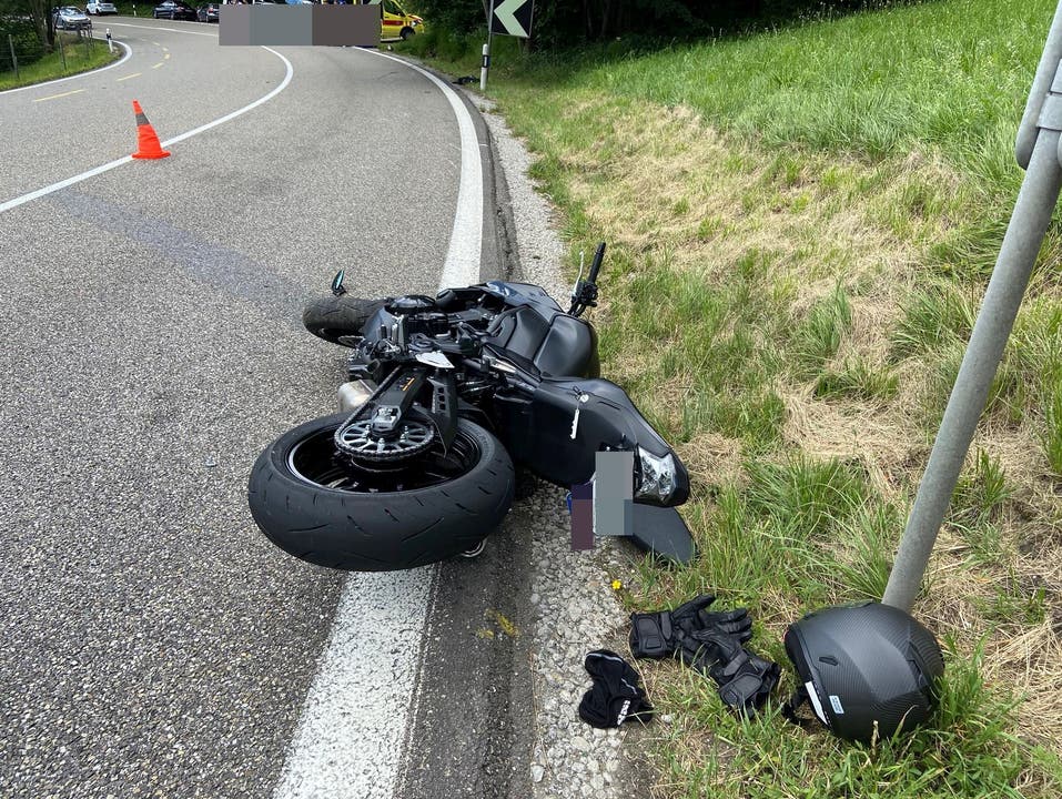 Küttigen AG, 6. Juli: Kollision zweier Motorradlenker – eine Person schwer verletzt