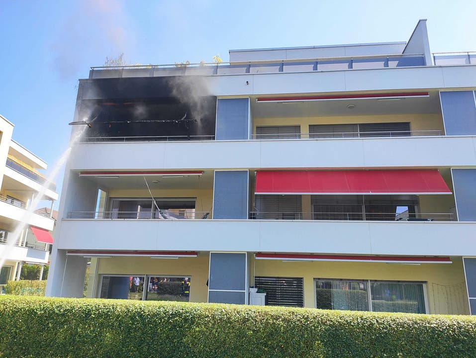 Oftringen AG 31. Juli: Unsachgemäss entsorgte Raucherwaren sorgten für einen Balkonbrand in Oftringen. Verletzt wurde niemand.