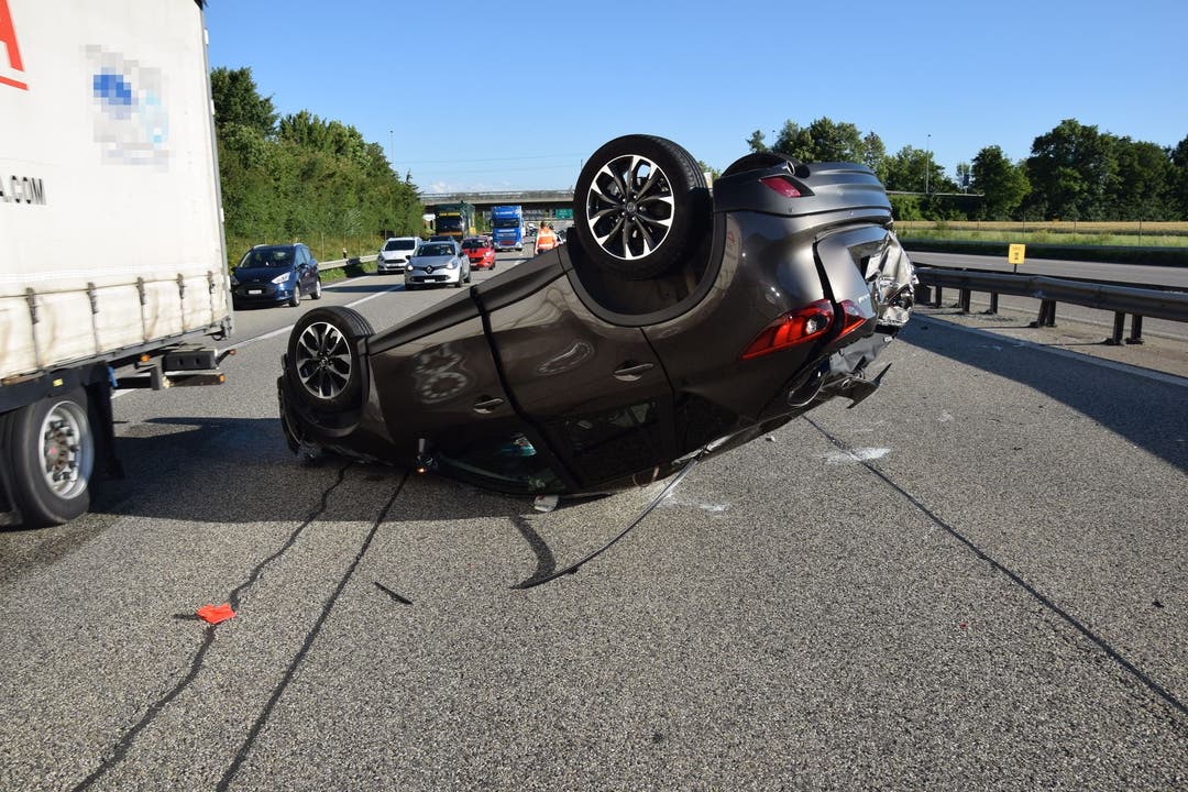 A2 bei Egerkingen SO, 1.Juli: Beim Spurwechsel kommt es zur Streifkollision zwischen Auto und Lastwagen. Der Autolenker wird verletzt.