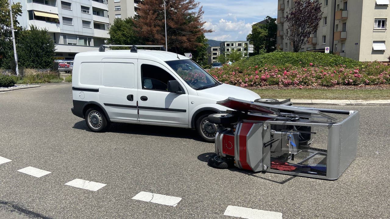 Neuenhof AG, 14. Juli: Ein Autofahrer übersieht im Kreisel ein Elektromobil. Dessen 78-jähriger Lenker wird bei der Kollision verletzt.