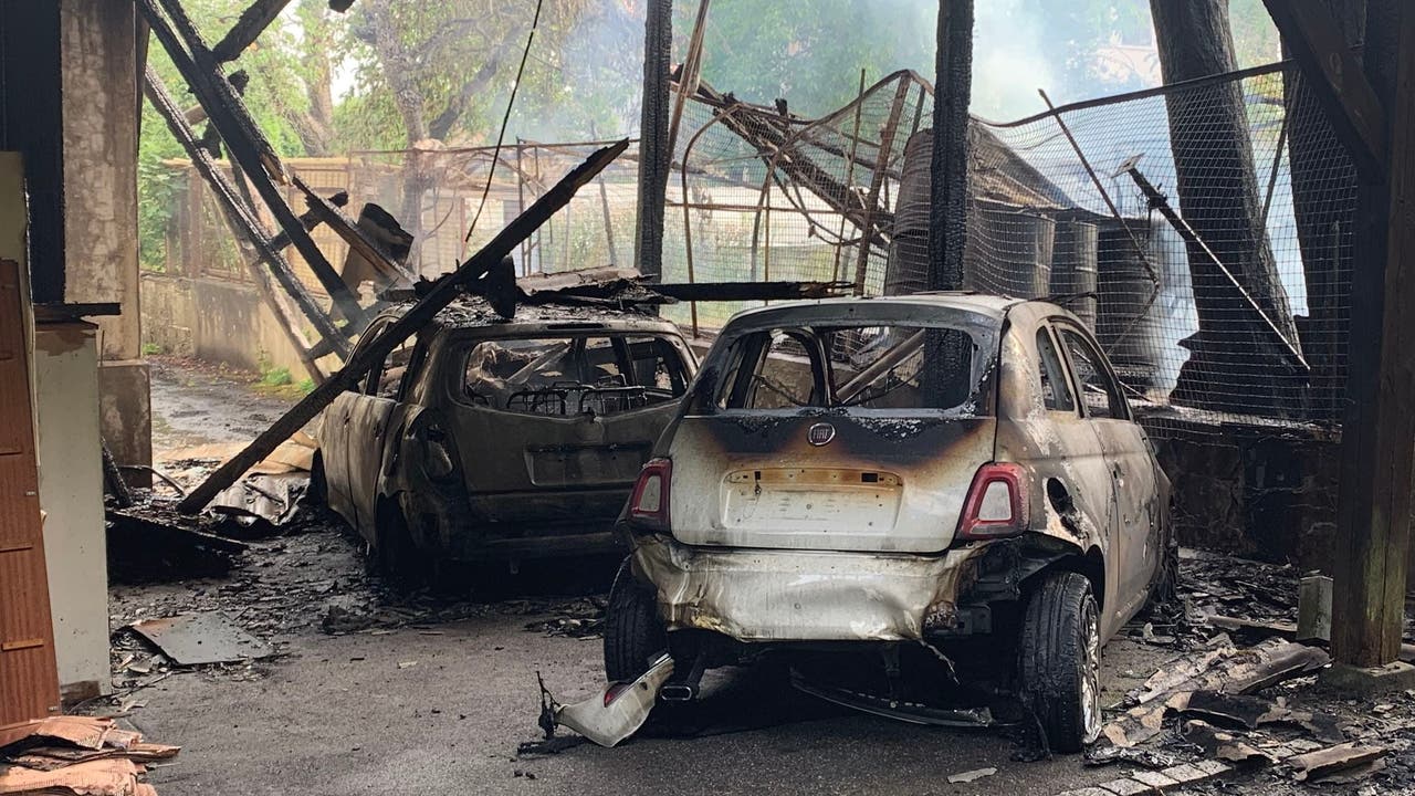 Solothurn, 18. Juli: Ausgebrannte Autos und ein zerstörter Gebäudeanbau aus Holz: Die Feuerwehr konnte den Brand löschen. Verletzte gab es keine.