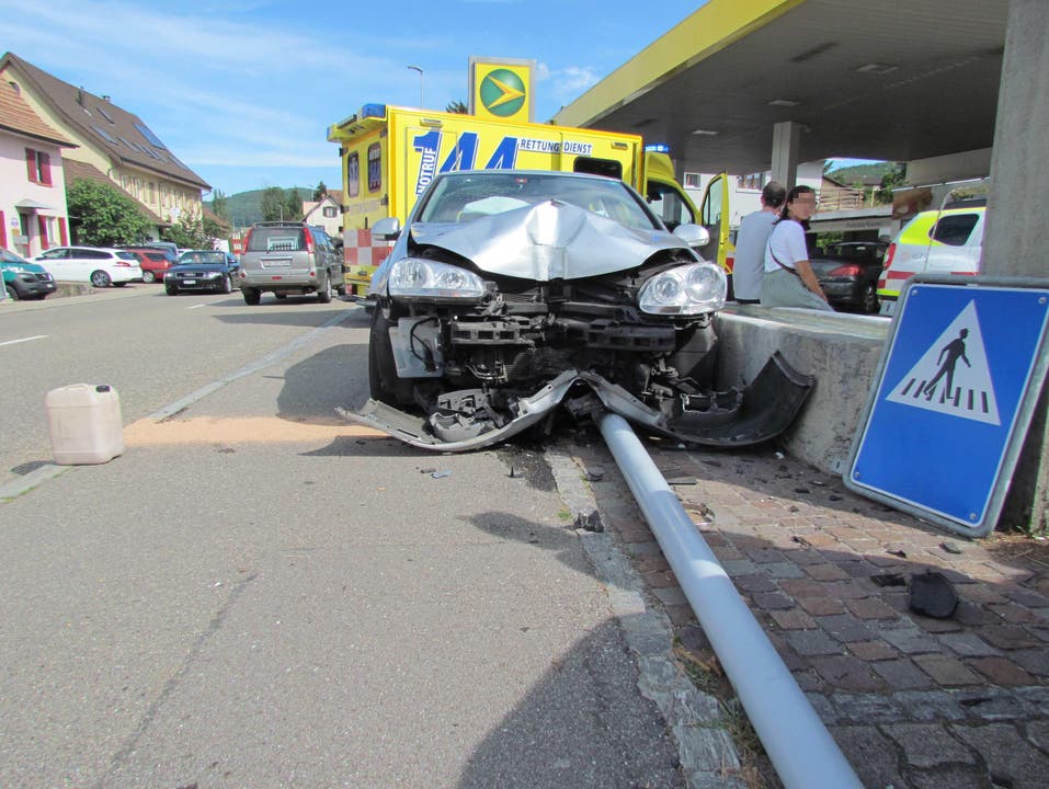 Möhlin, 20. Juli: Strassenlampe gerammt: Ein Autofahrer kam nach Sekundenschlaf von der Strasse ab.