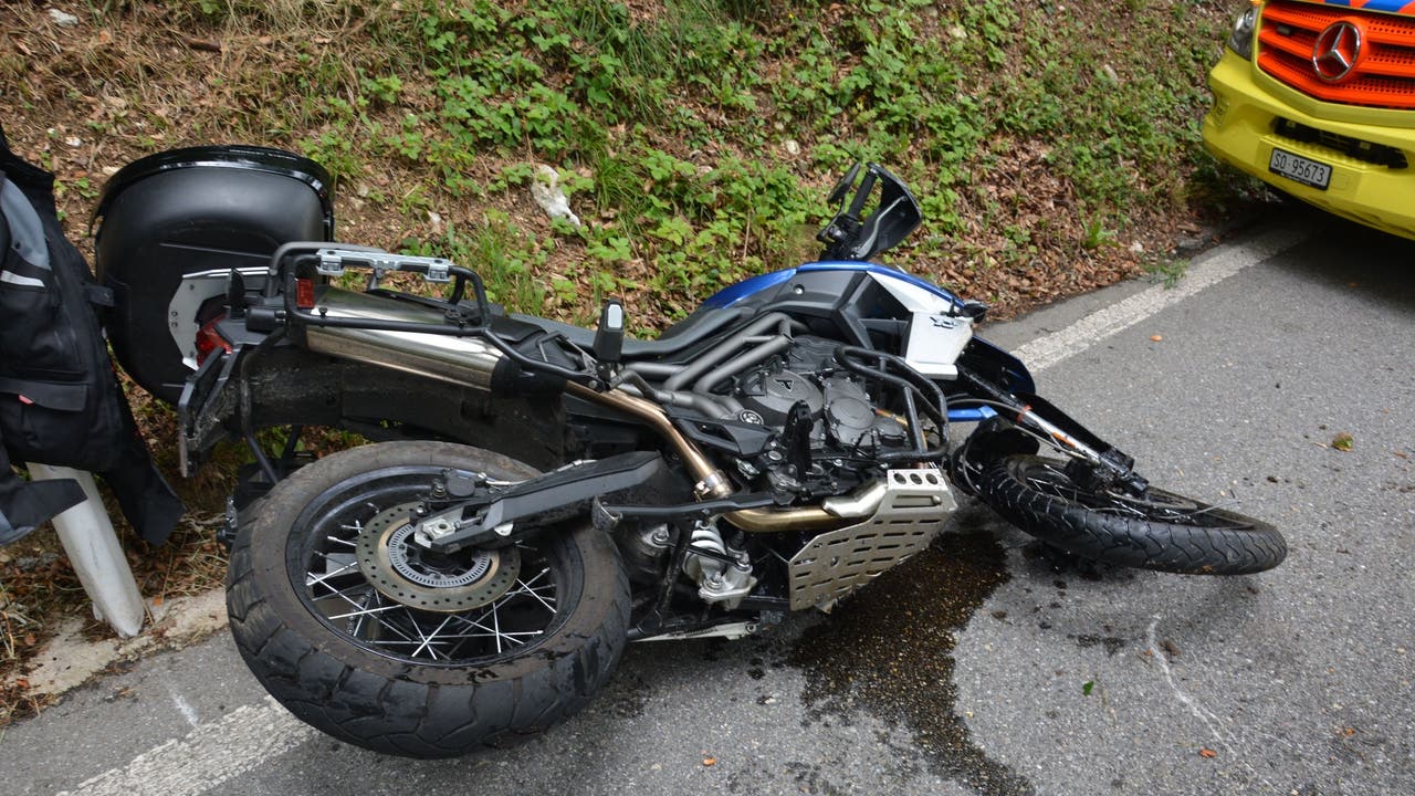 Egerkingen SO, 11. Juli: Ein Motorradfahrer stürzt bei einem Überholmanöver auf der Fridaustrasse. Er und seine Mitfahrerin werden mittelschwer verletzt.