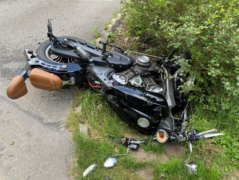 Dottikon AG, 22. Juli: Ein Motorradfahrer kollidierte frontal mit einem Auto, das ausserorts auf die Gegenfahrbahn geraten war. Er erlag noch auf der Unfallsstelle seinen schweren Verletzungen.