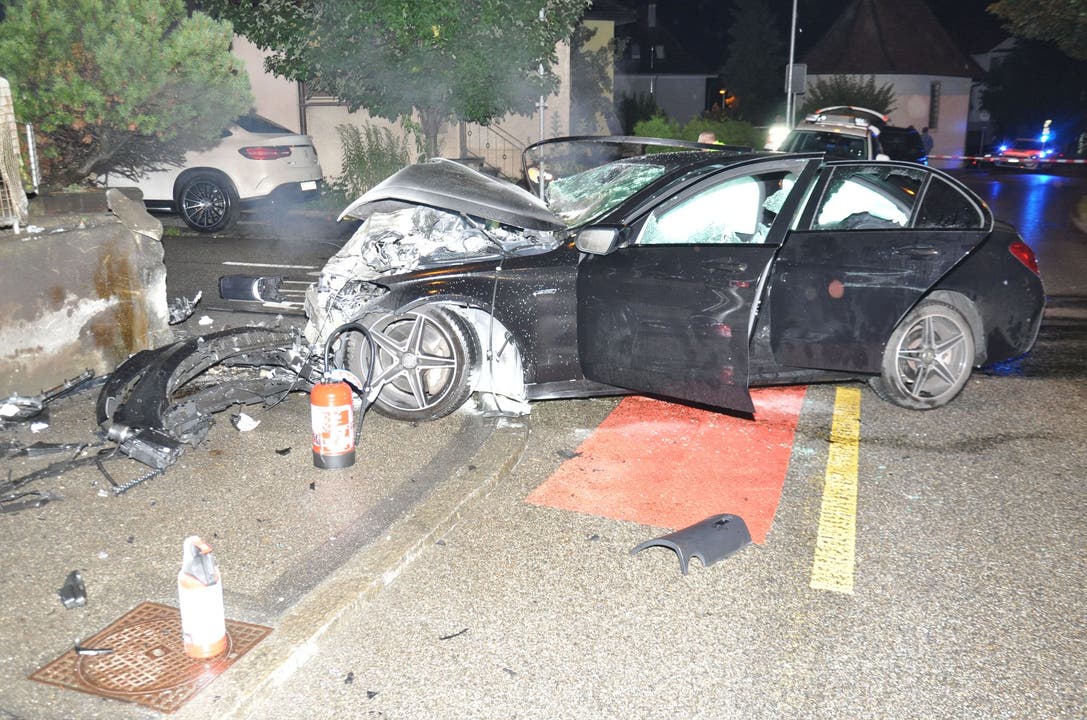 Olten SO, 11. Juli: Ein 18-jähriger Autofahrer verliert die Kontrolle über sein Auto und prallt frontal in eine Betonmauer. Er wird schwer verletzt.