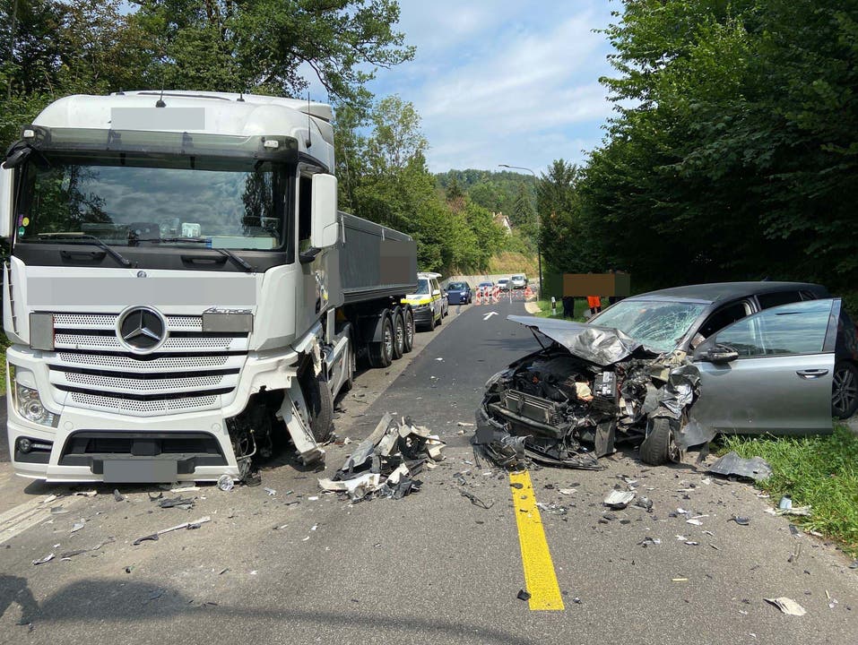 Neuenhof AG: Kollision zwischen einem Auto und einem Lastwagen, der Chauffeur musste von der Ambulanz ins Spital gebracht werden. Der Chauffeur musste von der Ambulanz ins Spital gebracht werden.