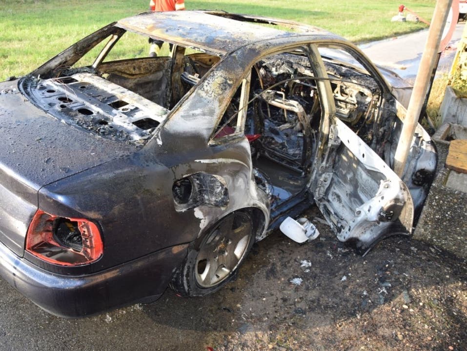 Oberbuchsiten SO, 21. Juli: Ein parkiertes Auto brannte wegen eines technischen Defekts vollständig aus.