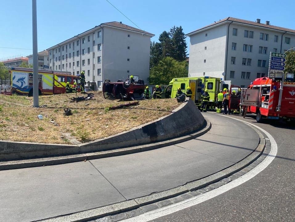 Basel BS, 30. Juli: Ein 80-jähriger fuhr in den Kreisel am Luzernerring, woraufhin sich das Auto überschlug. Der Lenker verletzte sich beim Unfall schwer.