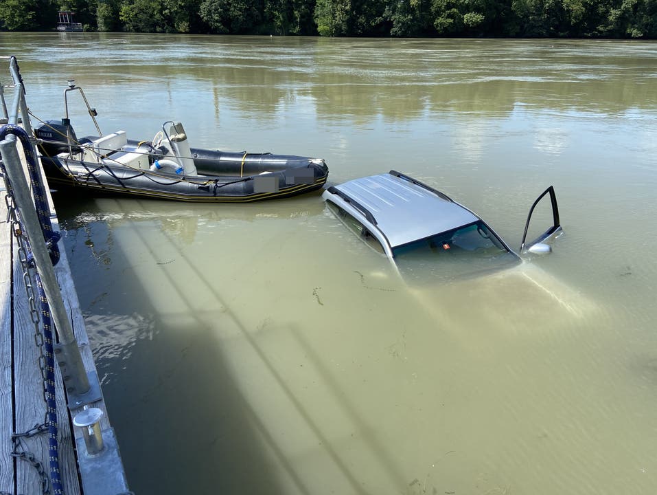 Laufenburg AG, 4.Juli: Beim Wassern des Bootes landet auch das Auto im Rhein.