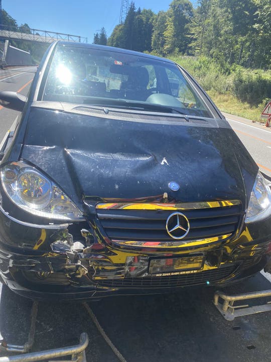 Suhr AG, 28. Juli: Eine Mercedesfahrerin prallte auf der A1 in das Heck eines Baustellenfahrzeugs. Verletzt wurde niemand.