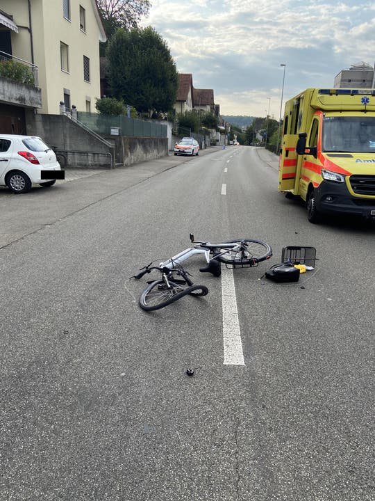 Liestal BL, 21. Juli: Eine E-Bike-Lenkerin kollidierte mit einem Personenwagen und verletzte sich dabei schwer.