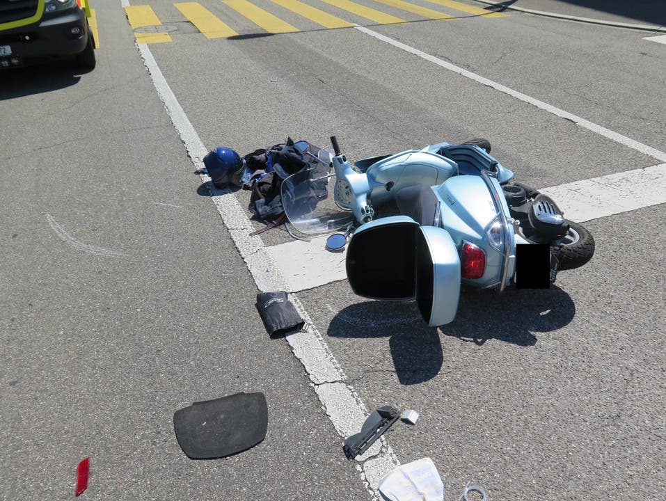Pratteln BL, 20. Juli: Ein Lieferwagen übersah den vortrittsberechtigten Rollerfahrer und kollidierte beim Abbiegen mit diesem. Der Rollerfahrer verletzte sich dabei schwer.